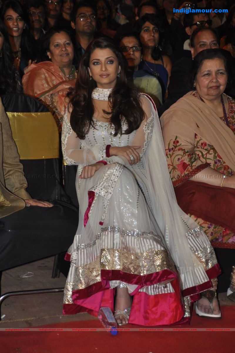 Shahrukh, BigB, Aishwarya, Priyanka and Katrina at Apsara Awards nite Event hd photo