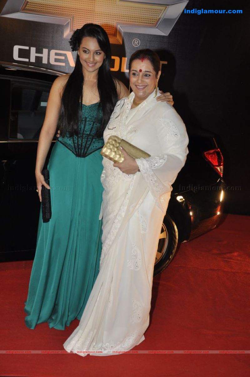 Shahrukh, BigB, Aishwarya, Priyanka and Katrina at Apsara Awards nite Event hd photo