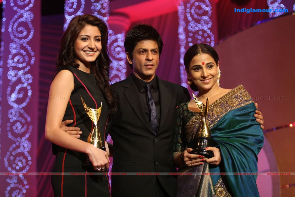 Shahrukh, BigB, Aishwarya, Priyanka and Katrina at Apsara Awards nite Event hd photo