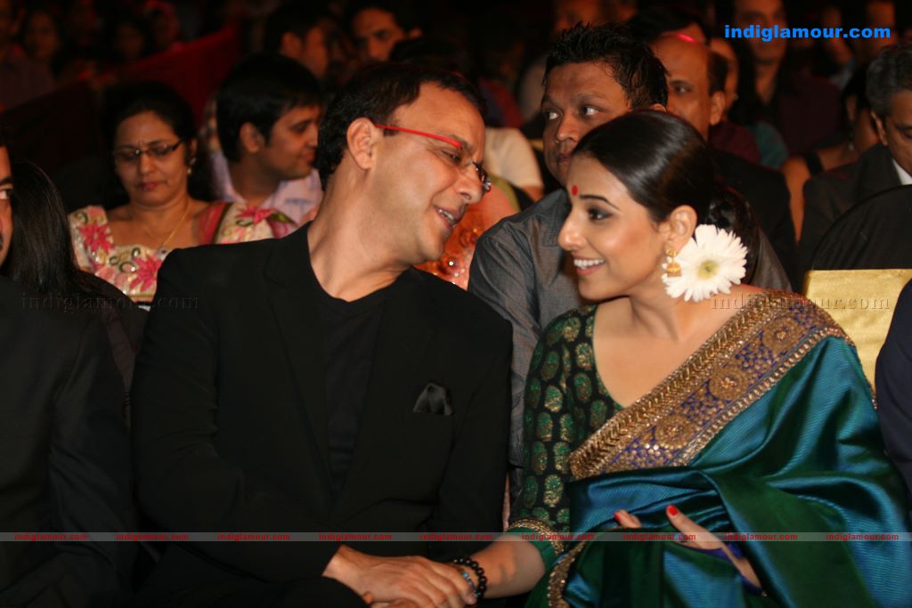 Shahrukh, BigB, Aishwarya, Priyanka and Katrina at Apsara Awards nite Event hd photo