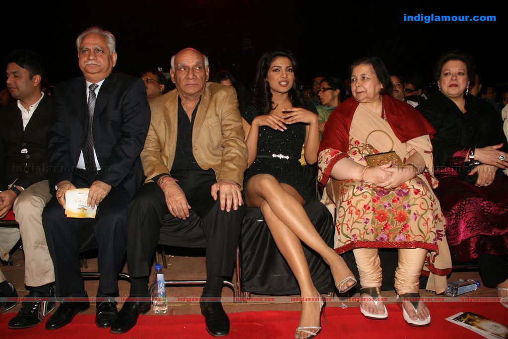 Shahrukh, BigB, Aishwarya, Priyanka and Katrina at Apsara Awards nite Event hd photo