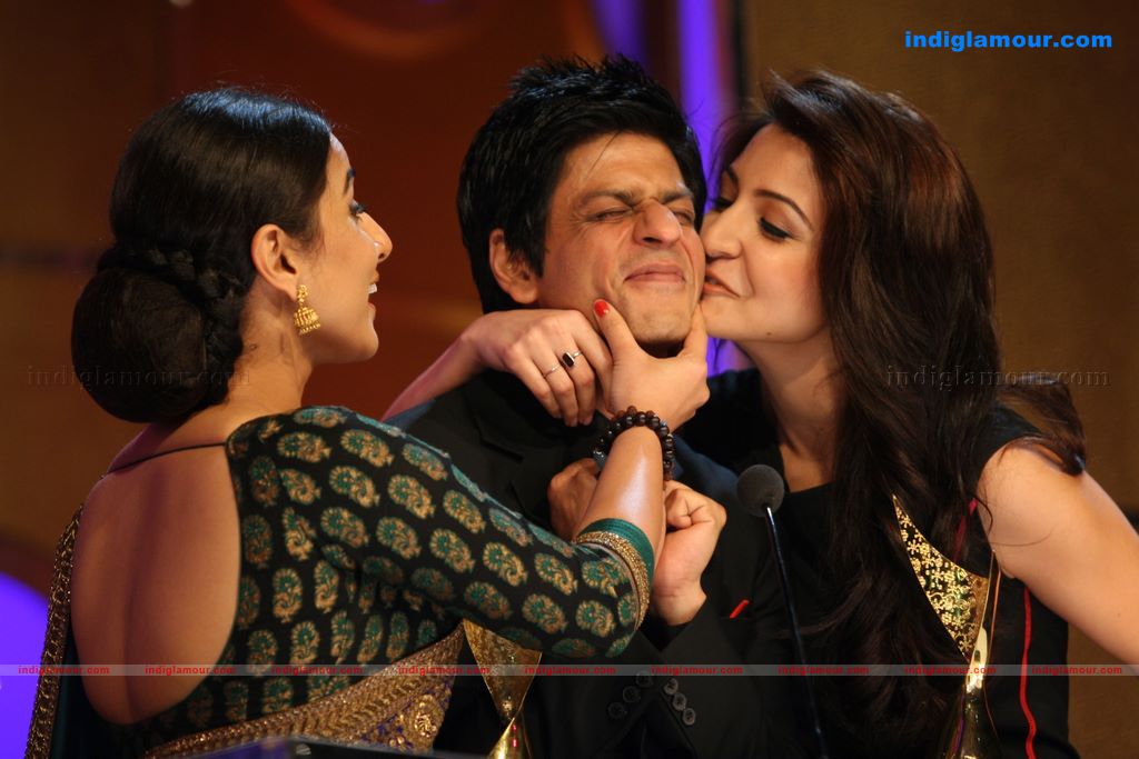 Shahrukh, BigB, Aishwarya, Priyanka and Katrina at Apsara Awards nite Event hd photo