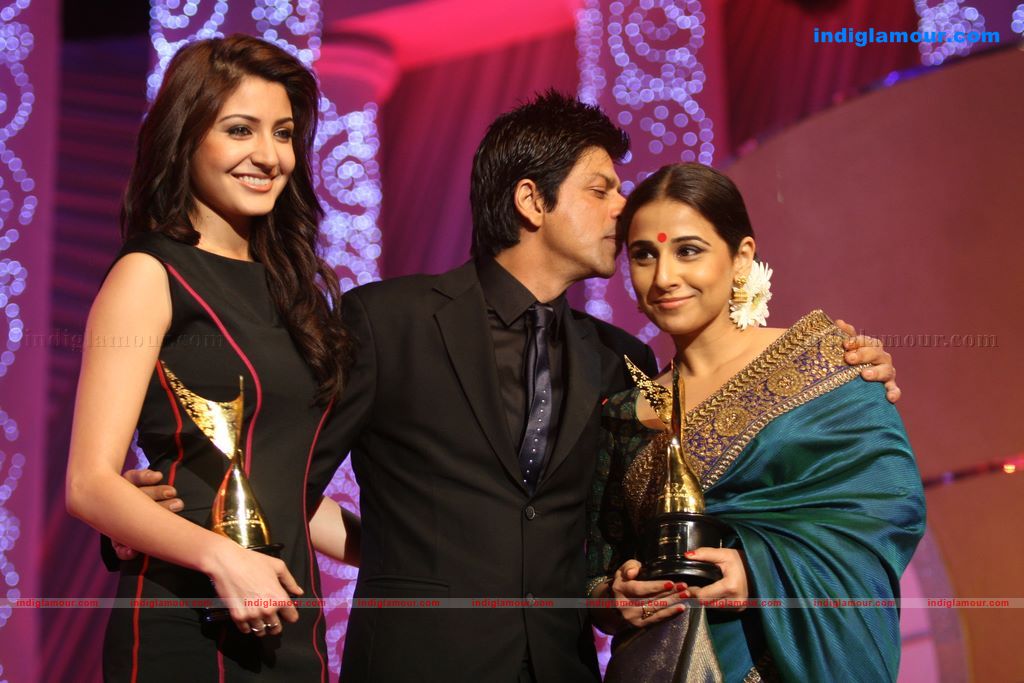 Shahrukh, BigB, Aishwarya, Priyanka and Katrina at Apsara Awards nite Event hd photo