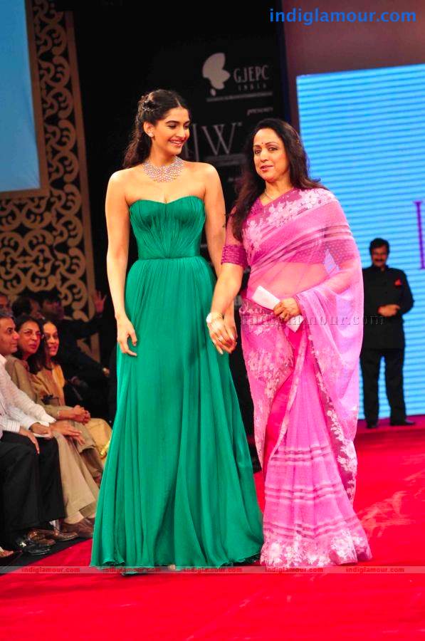 IIJW BETI By Gitanjali In Association With Gr8 Event hd photo