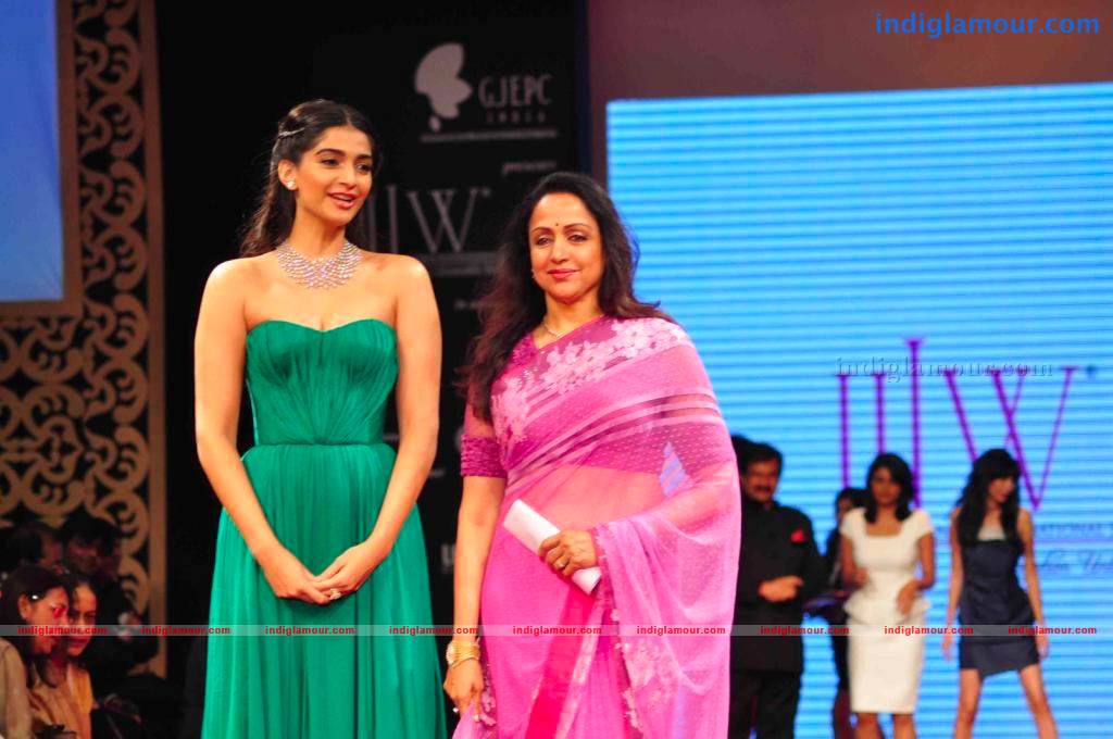 IIJW BETI By Gitanjali In Association With Gr8 Event hd photo