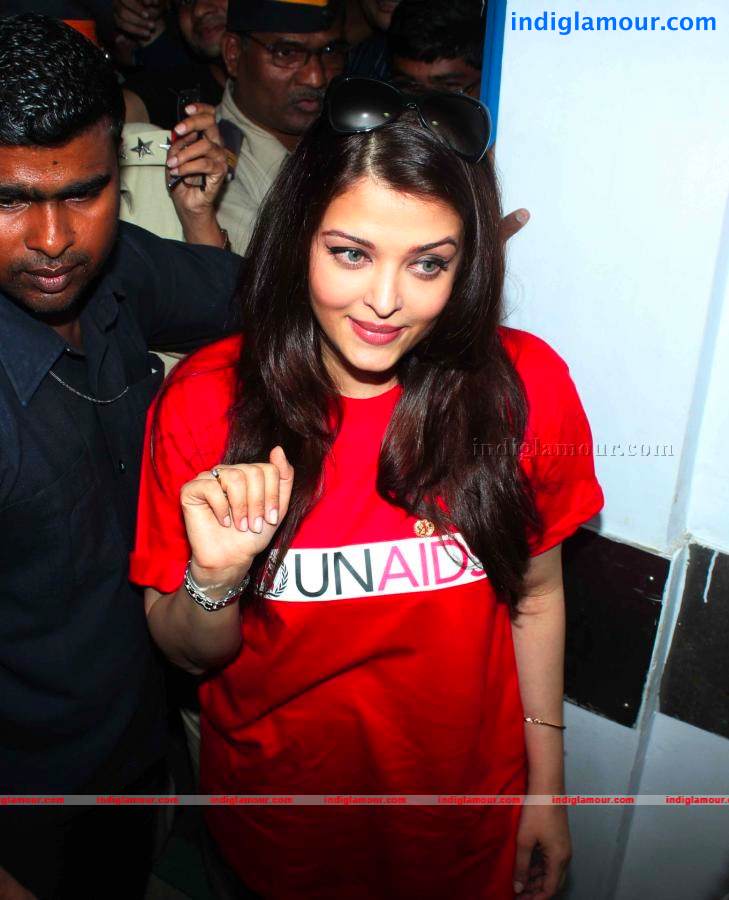 Aishwarya Rai At Sion Hospital On Worlds AIDS Day Event hd photo
