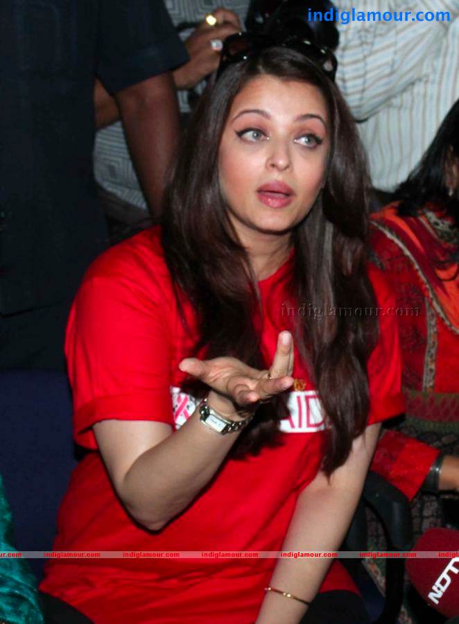 Aishwarya Rai At Sion Hospital On Worlds AIDS Day Event hd photo