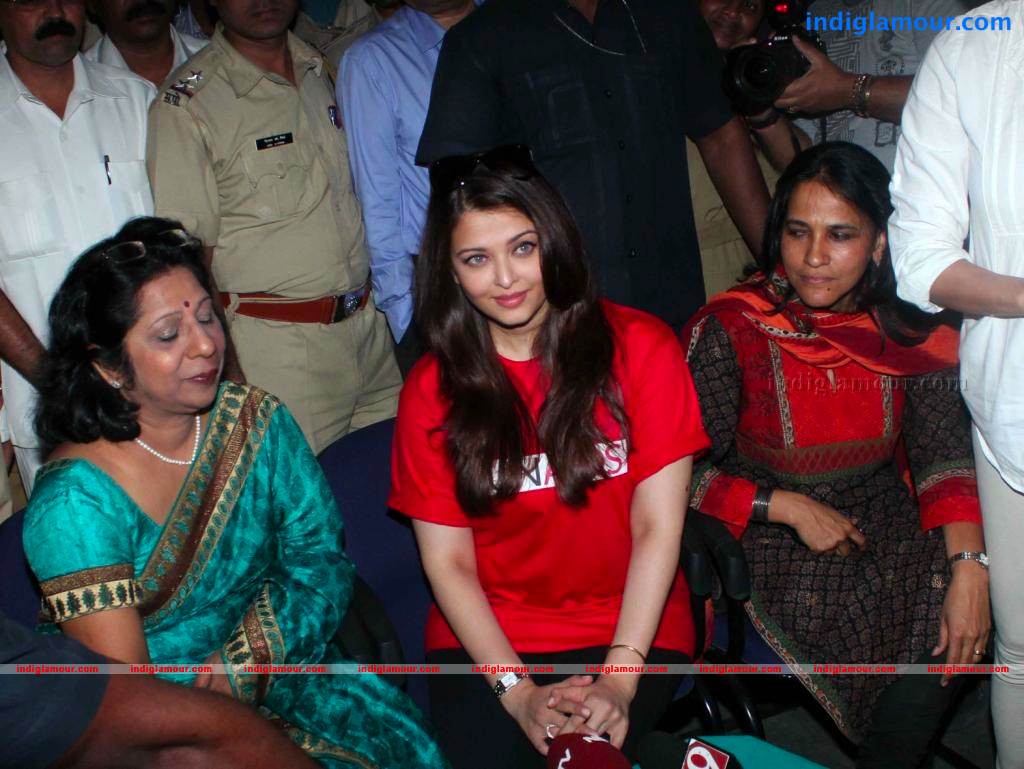 Aishwarya Rai At Sion Hospital On Worlds AIDS Day Event hd photo
