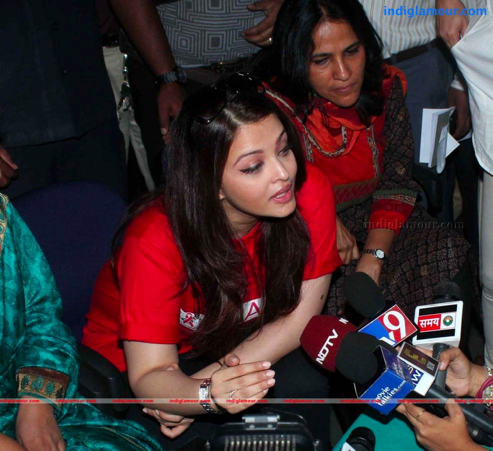 Aishwarya Rai At Sion Hospital On Worlds AIDS Day Event hd photo