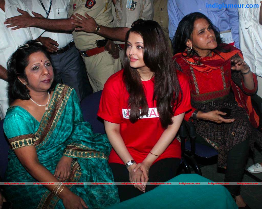 Aishwarya Rai At Sion Hospital On Worlds AIDS Day Event hd photo