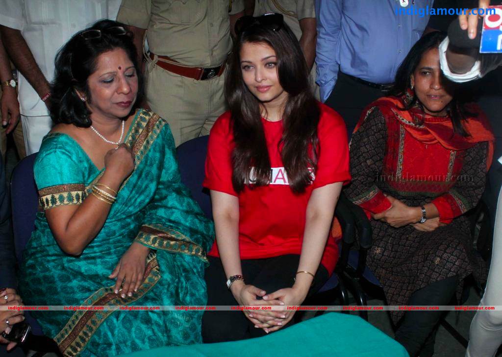 Aishwarya Rai At Sion Hospital On Worlds AIDS Day Event hd photo