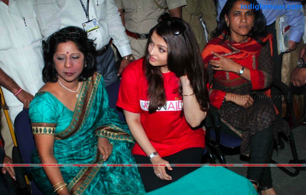 Aishwarya Rai At Sion Hospital On Worlds AIDS Day Event hd photo