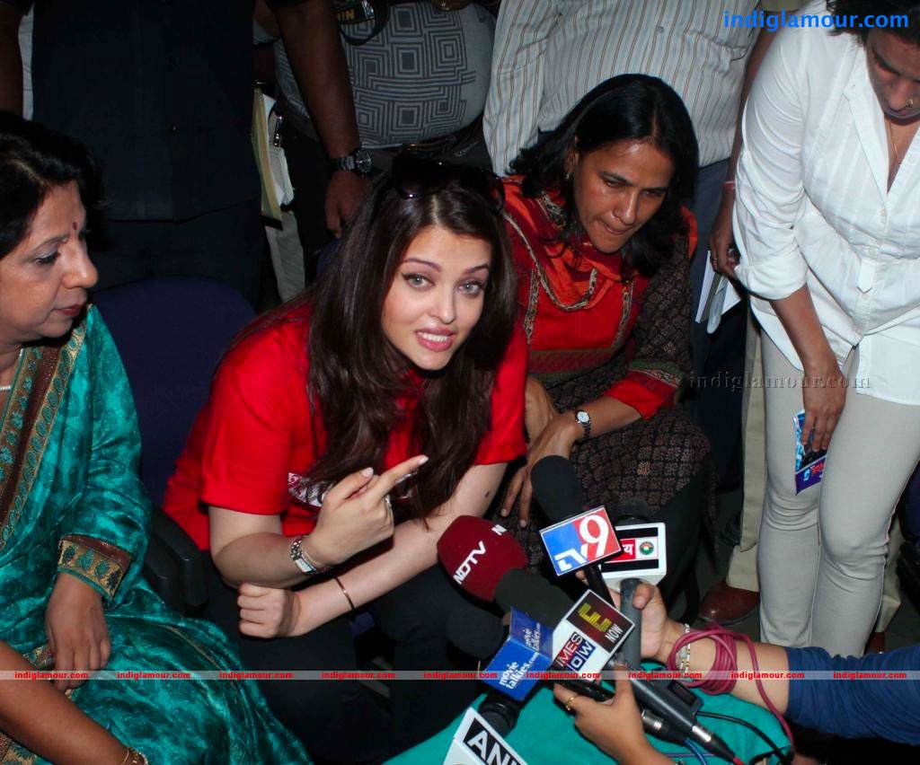 Aishwarya Rai At Sion Hospital On Worlds AIDS Day Event hd photo