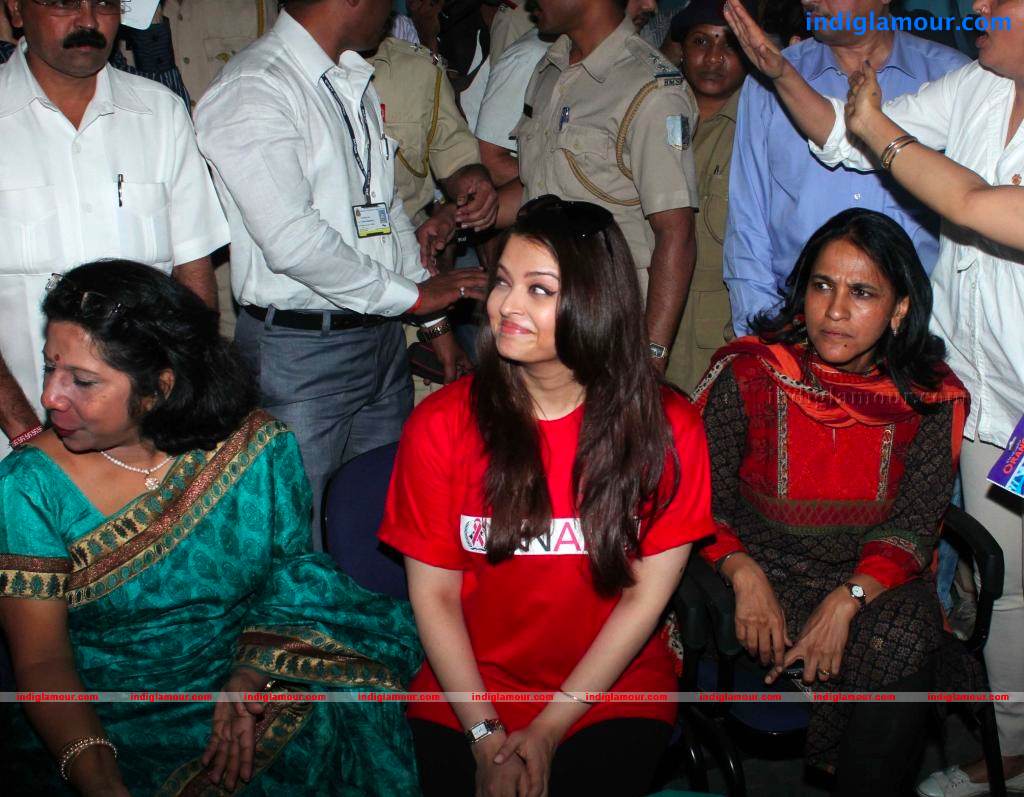 Aishwarya Rai At Sion Hospital On Worlds AIDS Day Event hd photo