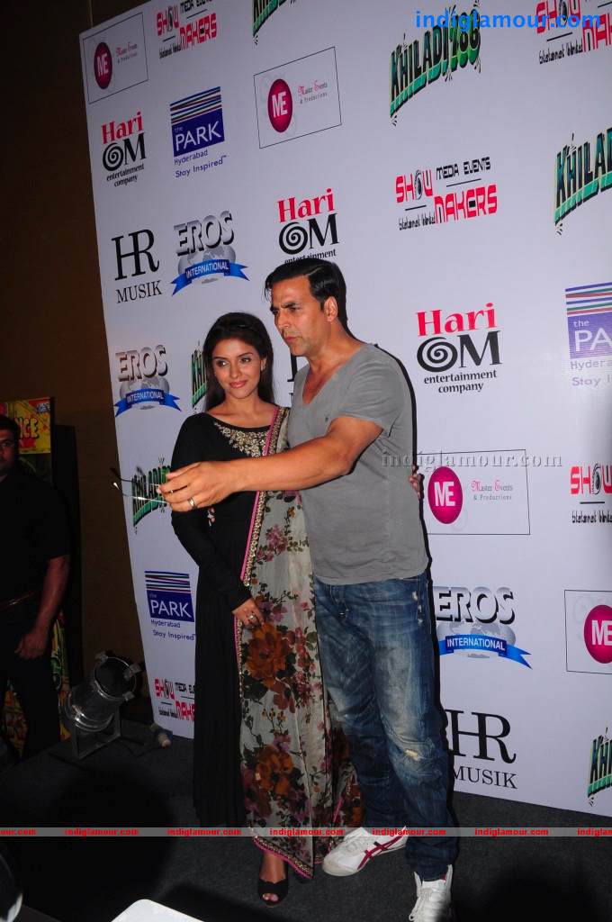 Akshay And Asin Promotes Khiladi 786 Event hd photo