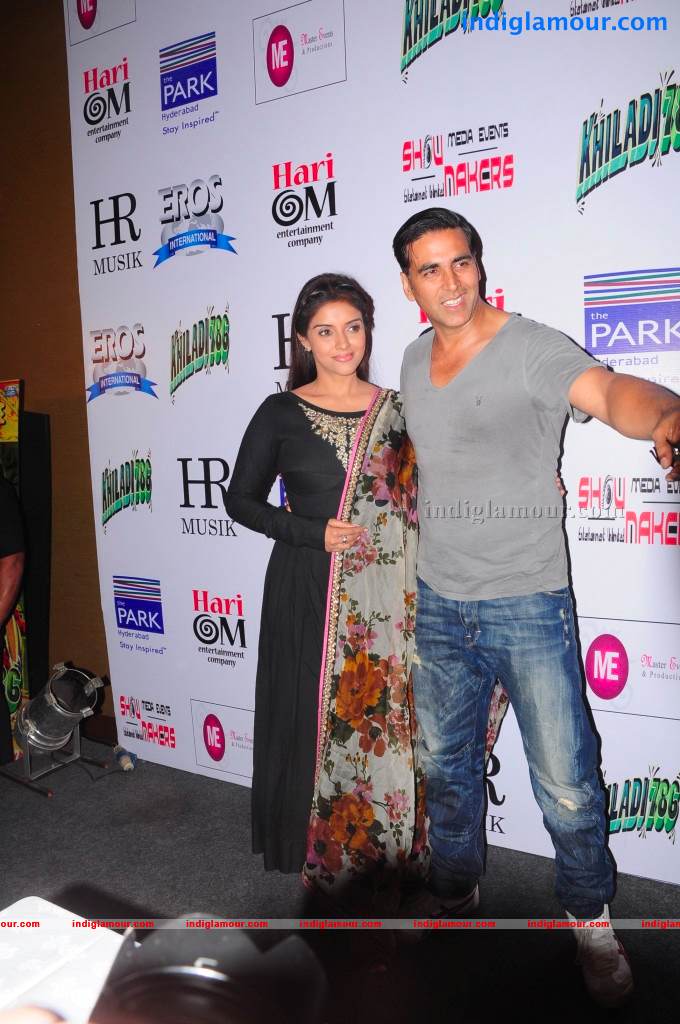 Akshay And Asin Promotes Khiladi 786 Event hd photo