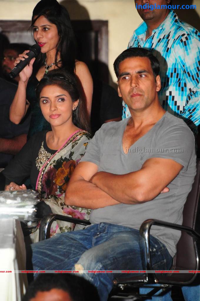 Akshay And Asin Promotes Khiladi 786 Event hd photo