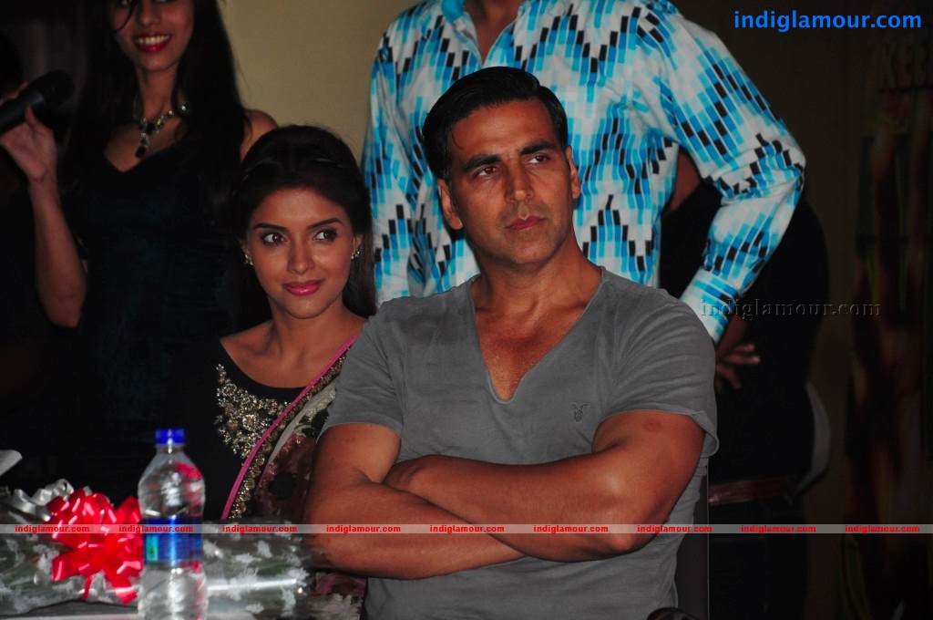 Akshay And Asin Promotes Khiladi 786 Event hd photo