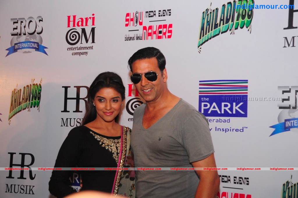 Akshay And Asin Promotes Khiladi 786 Event hd photo