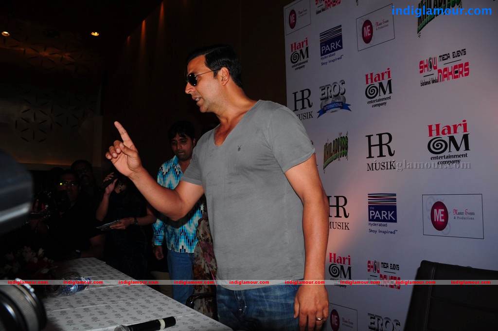Akshay And Asin Promotes Khiladi 786 Event hd photo