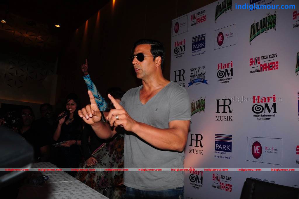 Akshay And Asin Promotes Khiladi 786 Event hd photo