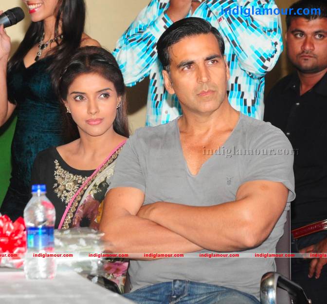 Akshay And Asin Promotes Khiladi 786 Event hd photo