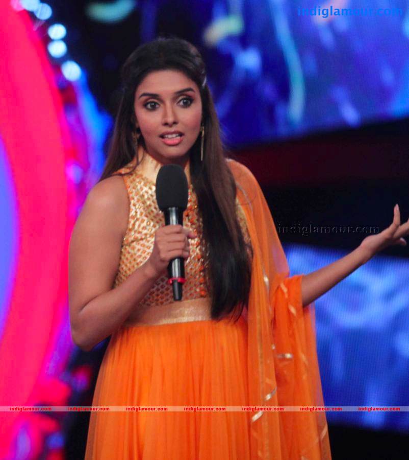 Akshay Kumar And Asin On The Sets Of Bigg Boss Event hd photo