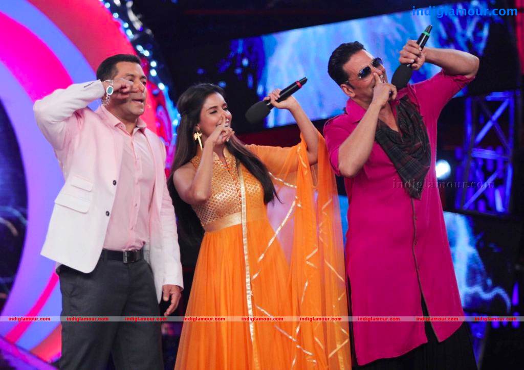 Akshay Kumar And Asin On The Sets Of Bigg Boss Event hd photo