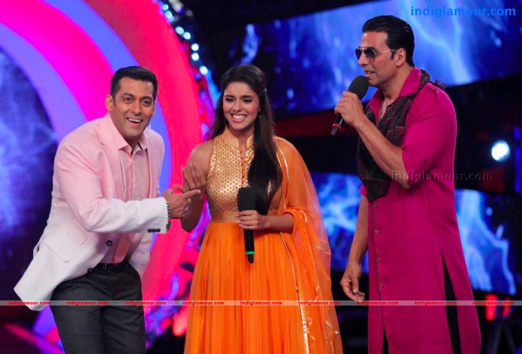 Akshay Kumar And Asin On The Sets Of Bigg Boss Event hd photo