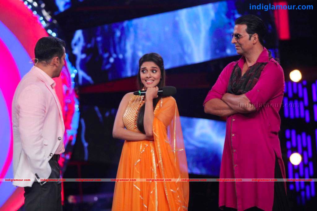 Akshay Kumar And Asin On The Sets Of Bigg Boss Event hd photo
