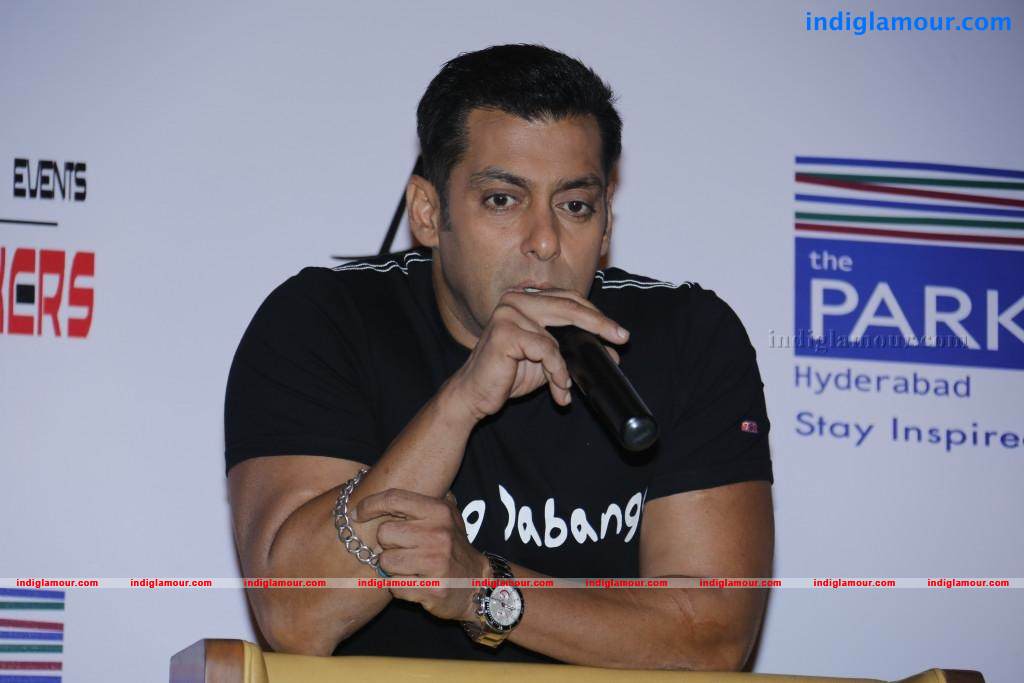 Salman Khan Promotes Dabangg 2 Photos Event hd photo