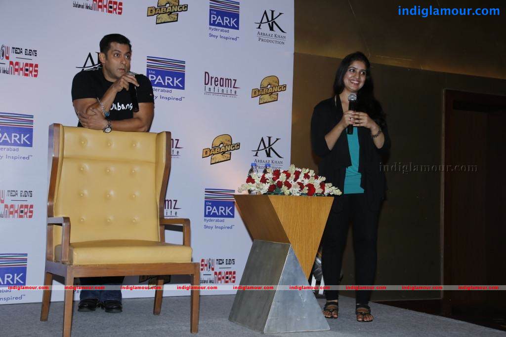 Salman Khan Promotes Dabangg 2 Photos Event hd photo