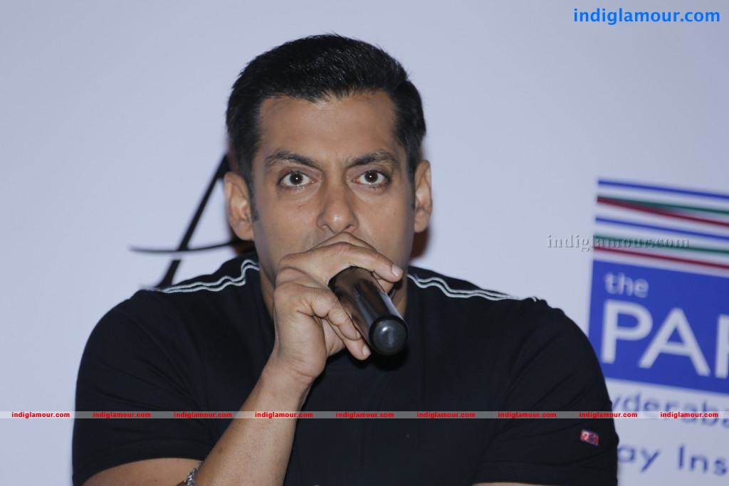 Salman Khan Promotes Dabangg 2 Photos Event hd photo