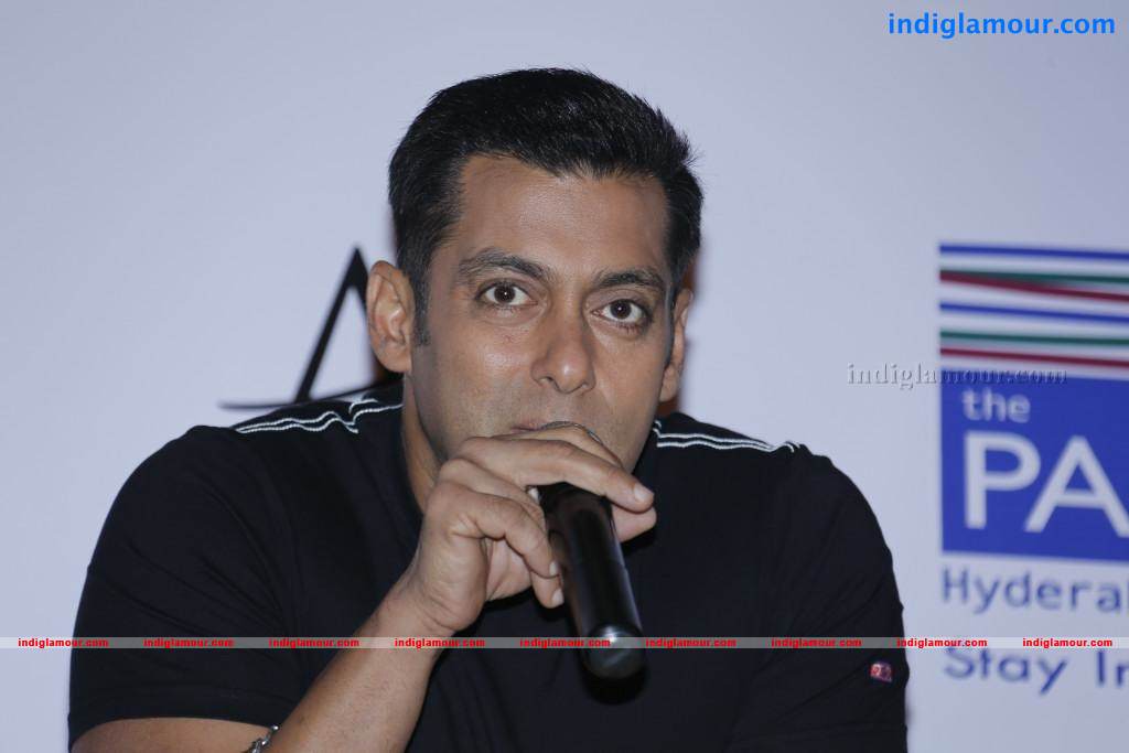 Salman Khan Promotes Dabangg 2 Photos Event hd photo