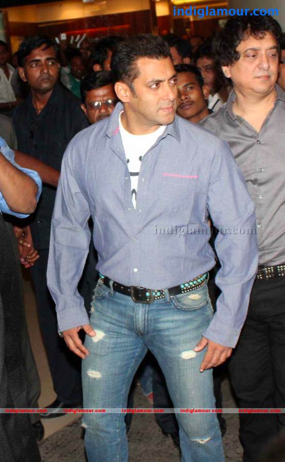 Bollywood Stars At Dabangg 2 Movie Premiere Show Event hd photo