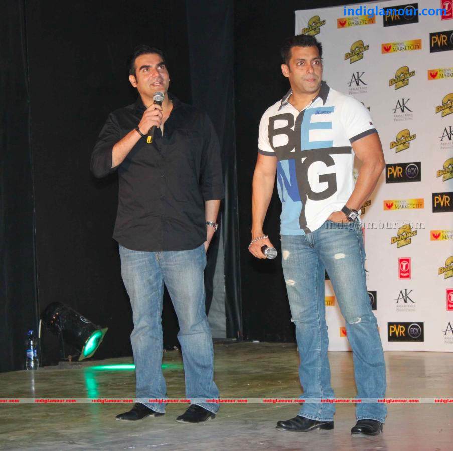 Bollywood Stars At Dabangg 2 Movie Premiere Show Event hd photo