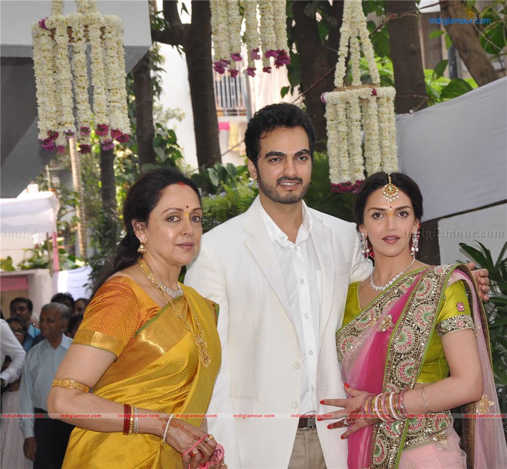 Esha Deol Engaged To Bharat Takhtani Event hd photo