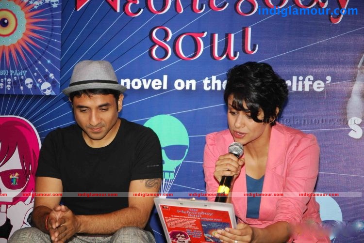 Farhan Akhtar Gul Panag launches Wednesday Soul Novel Photos Event hd photo