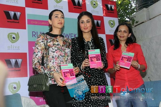 Kareena Kapoor and Karishma at the Success Party of Rujuta Diwekar Book Event hd photo