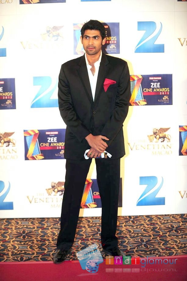 SRK and Kajal Agarwal at Zee Cine Awards 2012 Stills Event hd photo