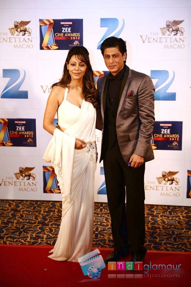 SRK and Kajal Agarwal at Zee Cine Awards 2012 Stills Event hd photo