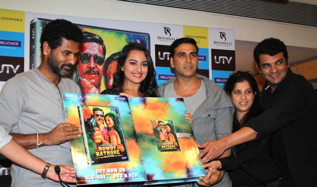 Akshay, Sonakshi at Rowdy Rathore DVD launch Event hd photo