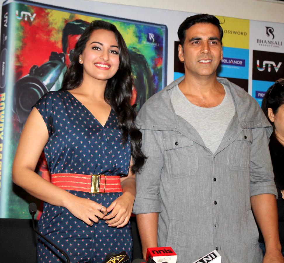 Akshay, Sonakshi at Rowdy Rathore DVD launch Event hd photo