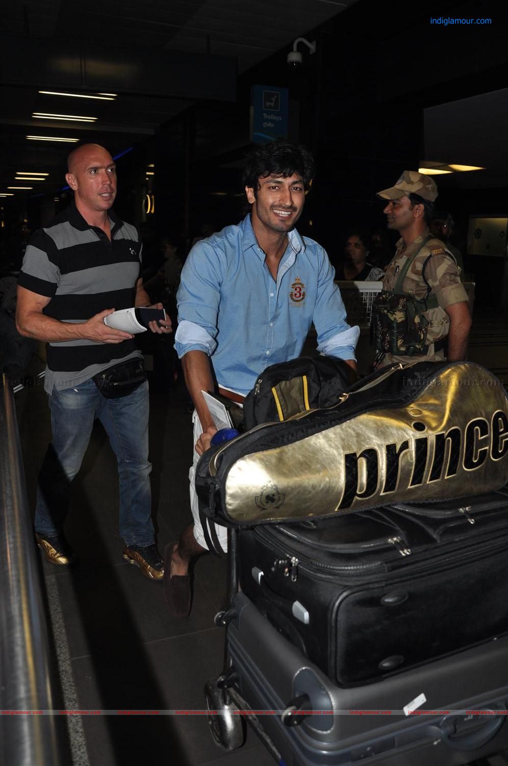 Bollywood Celebs Leave for IIFA 2012 Event hd photo