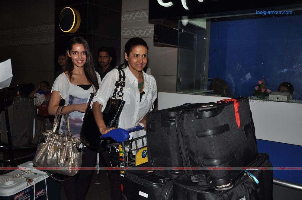 Bollywood Celebs Leave for IIFA 2012 Event hd photo