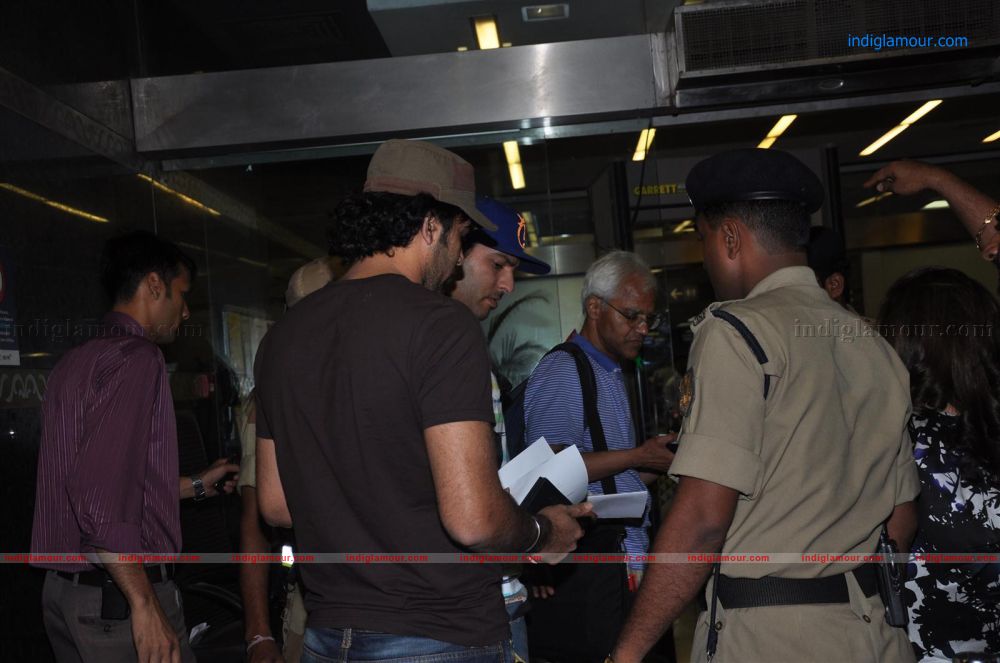 Bollywood Celebs Leave for IIFA 2012 Event hd photo