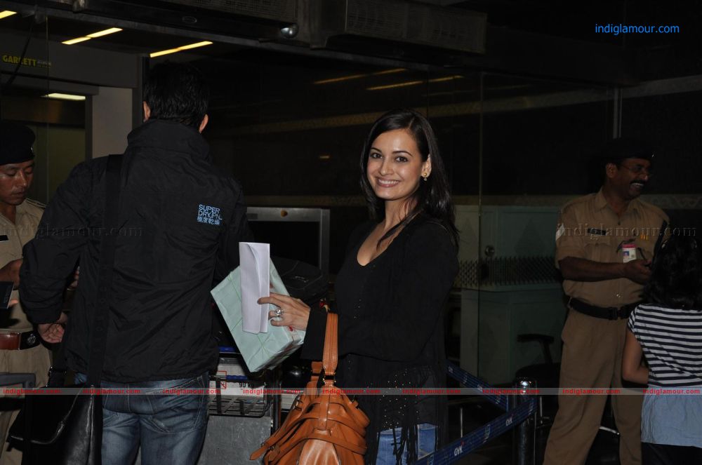 Bollywood Celebs Leave for IIFA 2012 Event hd photo