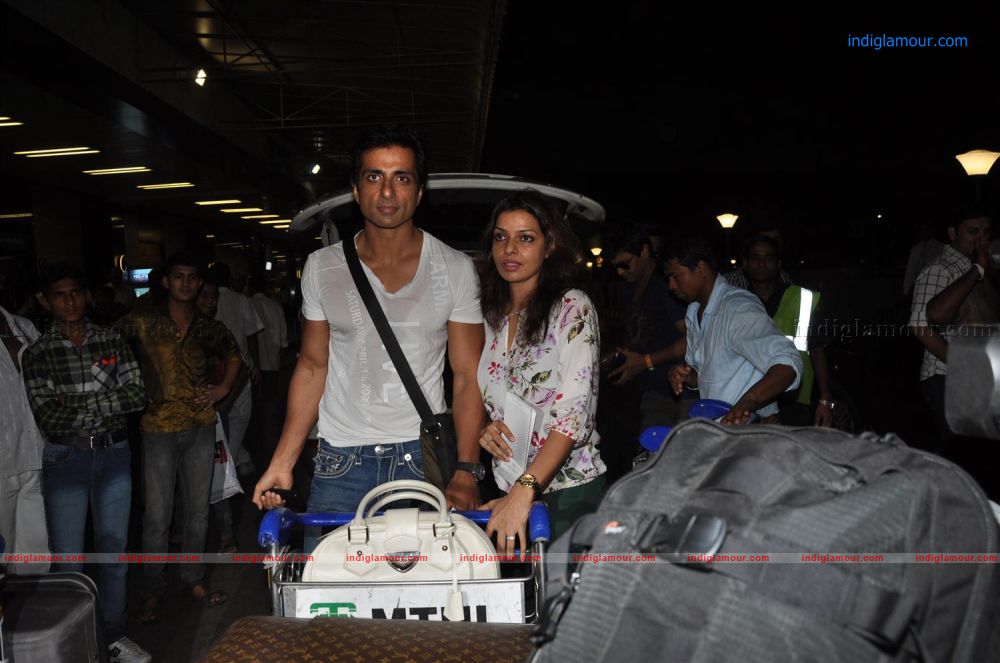 Bollywood Celebs Leave for IIFA 2012 Event hd photo
