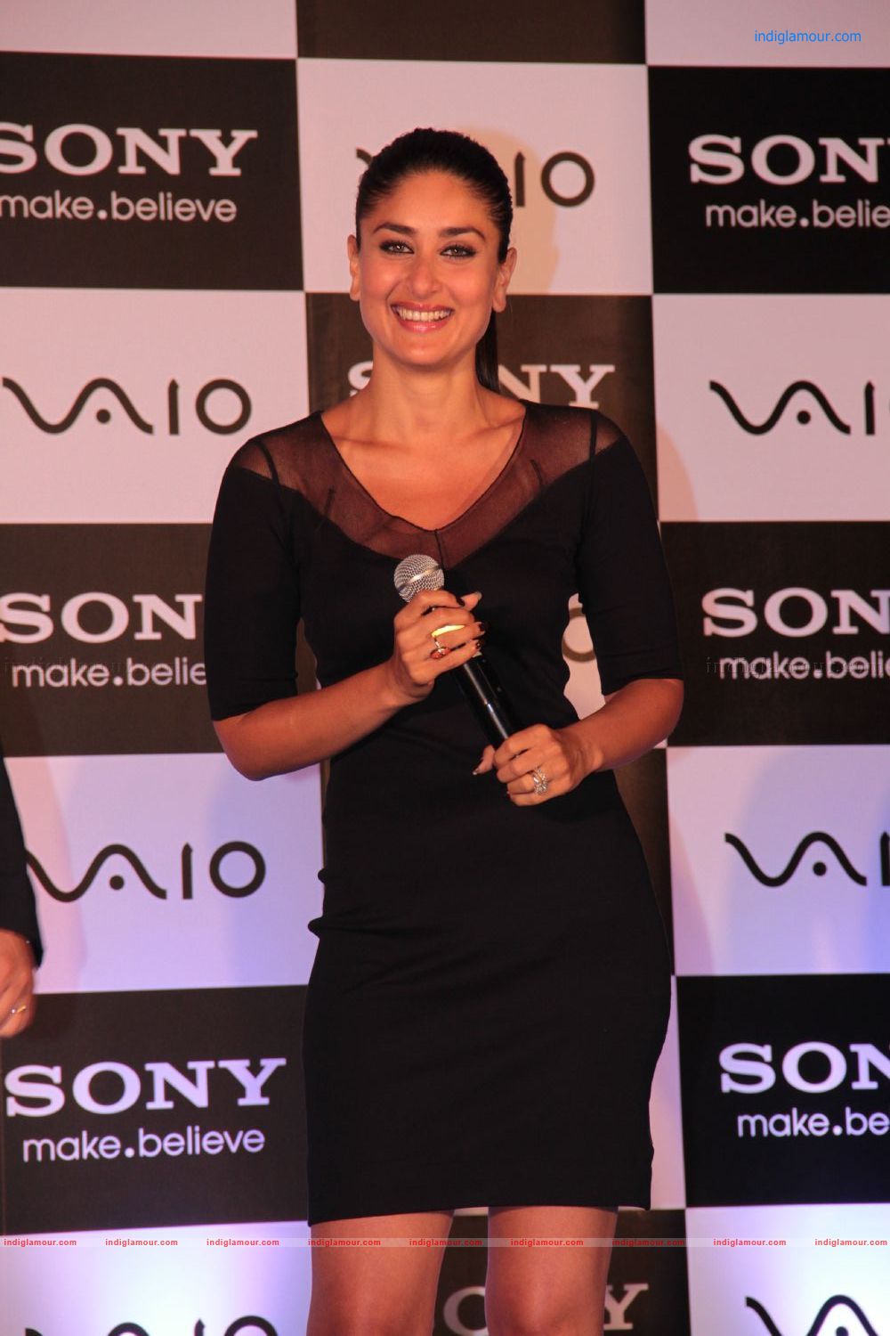 Kareena Kapoor Unveils Sony Viaos New Range Event hd photo