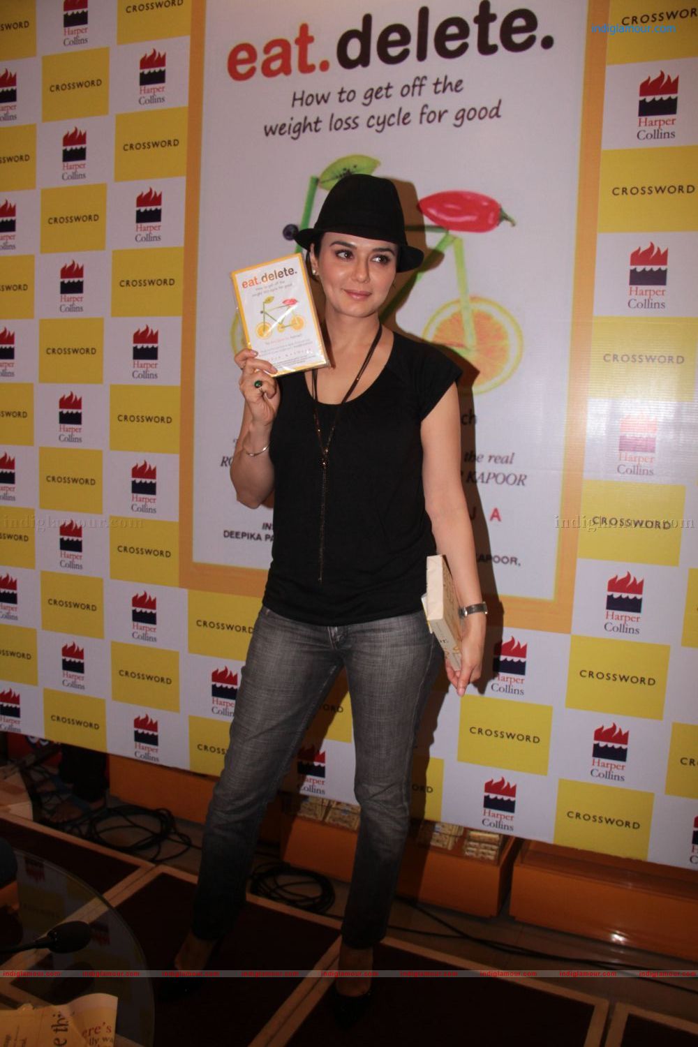 Preity Zinta Launches Pooja Makhijas Book eat delete Event hd photo